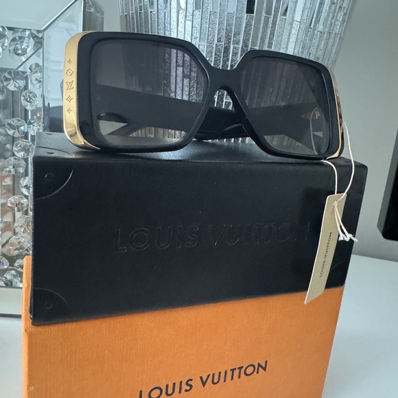 Louis Vuitton Moon Black and Gold Sunglasses - Picture 2 of 9